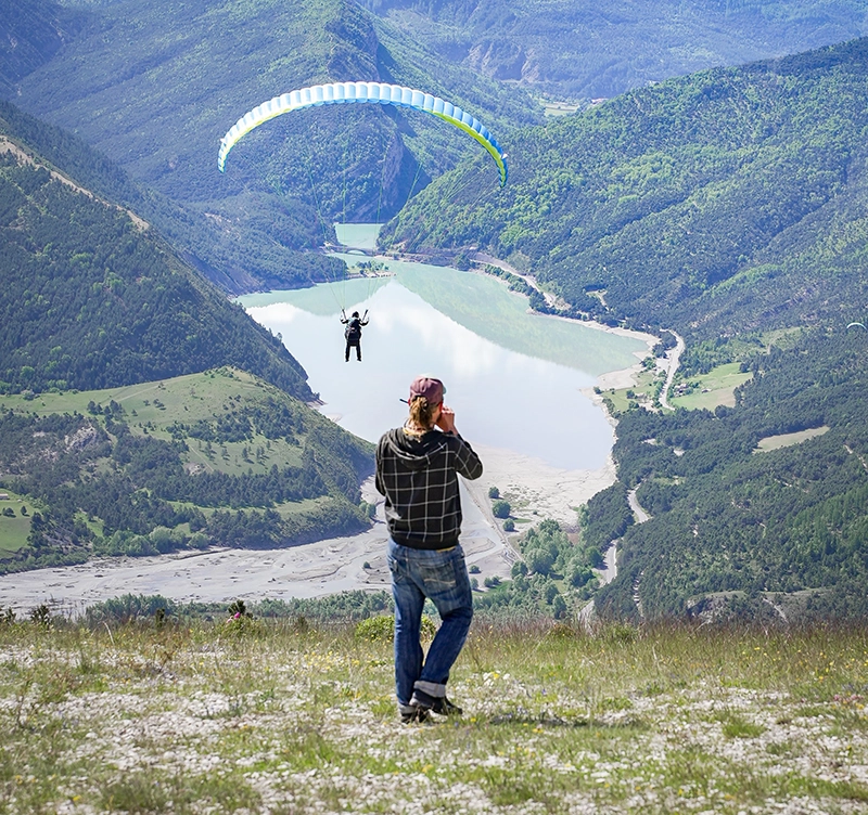 Moniteur en train de faire décoller son élève en parapente